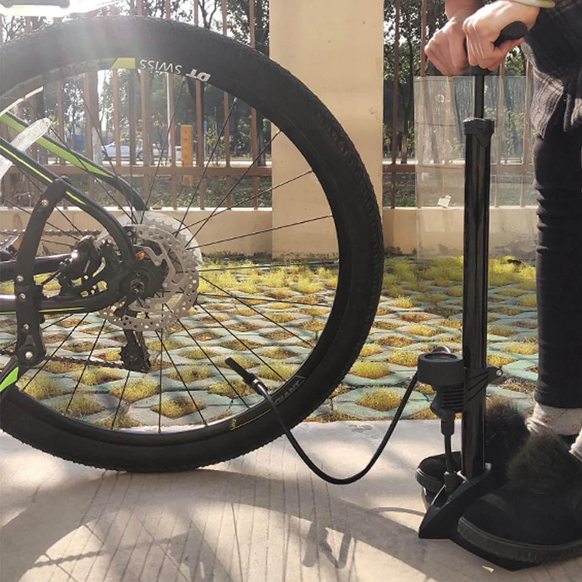 Matzwarte Fietspomp Met Drukmeter én Extra Ventielen - Multifunctioneel Mondstuk – Schrader En Presta – Aluminium Lichtgewicht Vloerpomp – Ballenpomp/ Scooterpomp/ Autobandenpomp 8 Matzwarte Fietspomp Met Drukmeter én Extra Ventielen - Multifunctioneel Mondstuk – Schrader En Presta – Aluminium Lichtgewicht Vloerpomp – Ballenpomp/ Scooterpomp/ Autobandenpomp - Afbeelding 6