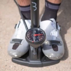 BBB Cycling AirWave Fietspomp Met Drukmeter - Fiets Pomp Racefiets En Mountainbike - Voetpomp Fiets 9 Bar - Zwart - BFP-20 -Fietsenwinkel 1200x1200 610
