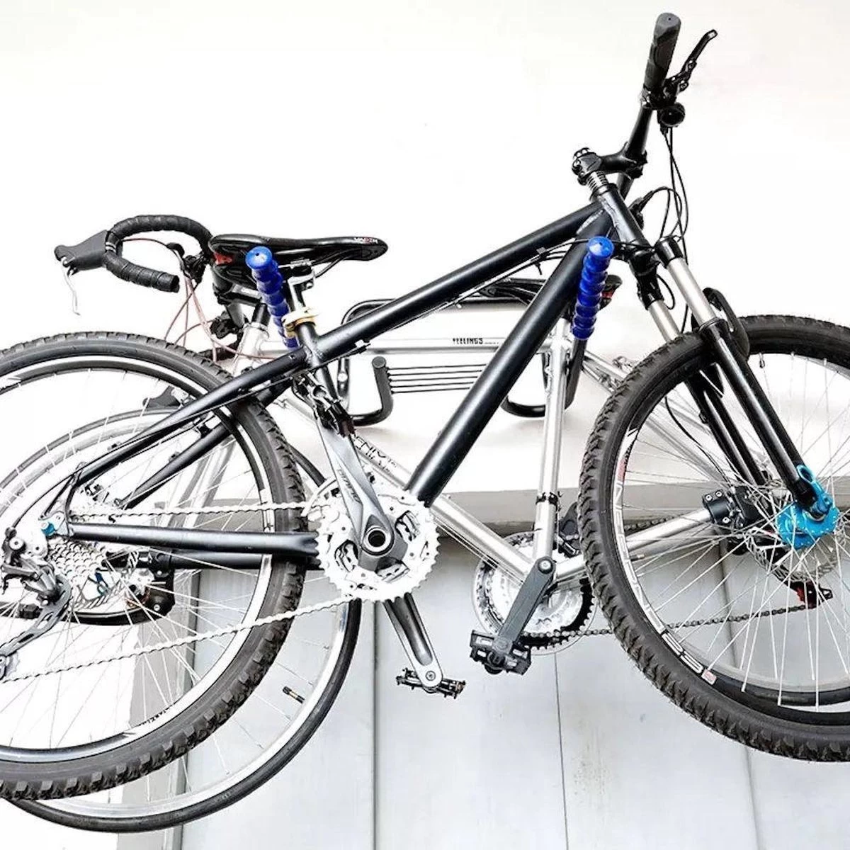 Merkloos Decopatent® Fiets Ophangsysteem Voor 2 Fietsen - Fietsenrek - Legplank Voor Helm - Fietshaak - Muurbeugel Fiets - Wandmontage 9 Merkloos Decopatent® Fiets Ophangsysteem Voor 2 Fietsen - Fietsenrek - Legplank Voor Helm - Fietshaak - Muurbeugel Fiets - Wandmontage - Afbeelding 7