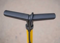 BBB Cycling AirSteel Fietspomp Met Drukmeter - Fiets Pomp Racefiets En Mountainbike - Voetpomp Extra Lang 11 Bar - Geel - BFP-27 -Fietsenwinkel 1200x863