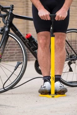 BBB Cycling AirSteel Fietspomp Met Drukmeter - Fiets Pomp Racefiets En Mountainbike - Voetpomp Extra Lang 11 Bar - Geel - BFP-27 -Fietsenwinkel 800x1200 52