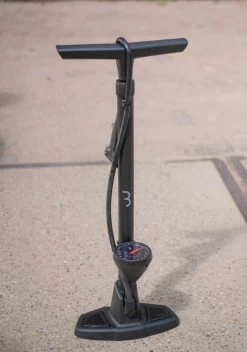 BBB Cycling AirWave Fietspomp Met Drukmeter - Fiets Pomp Racefiets En Mountainbike - Voetpomp Fiets 9 Bar - Zwart - BFP-20 -Fietsenwinkel 841x1200