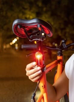 Sigma Sport AURA 30 Fietsverlichting Set - Led Koplamp 30 Lux - CURVE Achterlicht - Inclusief Batterijen -Fietsenwinkel 877x1200 2