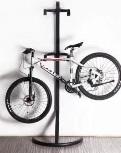 Merkloos Decopatent® Staand Fietsenrek Om 2 Fietsen Op Te Hangen - Ophangen Van 2 Fietsen Boven Elkaar - Fietsrek Ophangsysteem - 220 Cm -Fietsenwinkel 954x1200